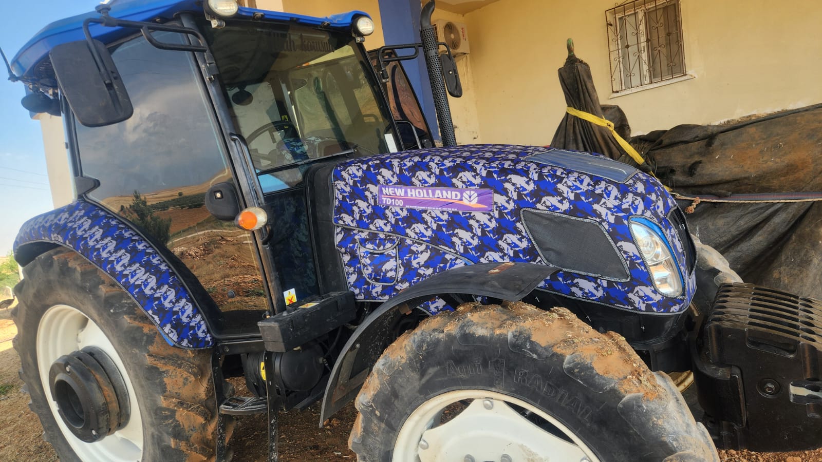 New Holland TD100 kaput brandası mavi kamuflaj uygulaması